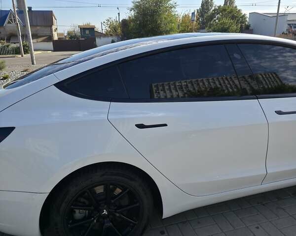 Белый Тесла Модель 3, объемом двигателя 0 л и пробегом 142 тыс. км за 17500 $, фото 15 на Automoto.ua