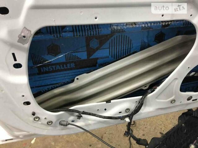 Белый Тесла Модель 3, объемом двигателя 0 л и пробегом 75 тыс. км за 25799 $, фото 36 на Automoto.ua