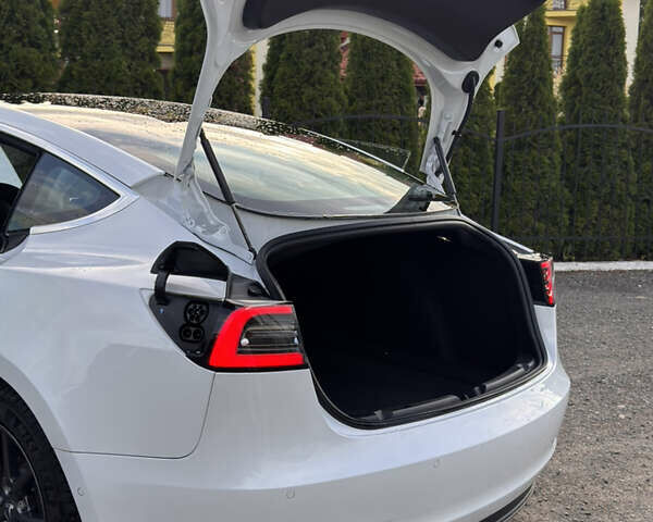 Белый Тесла Модель 3, объемом двигателя 0 л и пробегом 32 тыс. км за 21500 $, фото 21 на Automoto.ua