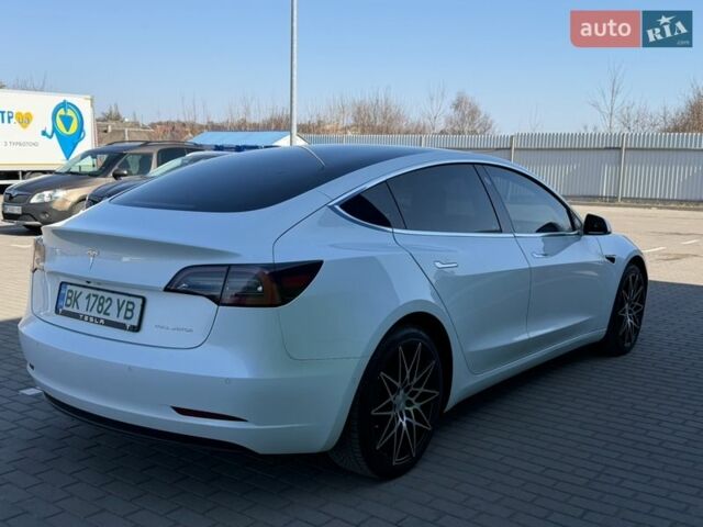 Білий Тесла Модель 3, об'ємом двигуна 0 л та пробігом 88 тис. км за 16999 $, фото 6 на Automoto.ua