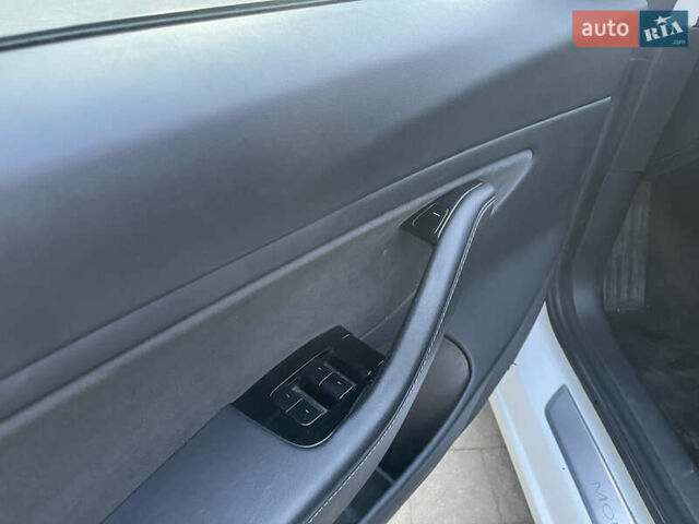 Білий Тесла Модель 3, об'ємом двигуна 0 л та пробігом 262 тис. км за 18400 $, фото 25 на Automoto.ua