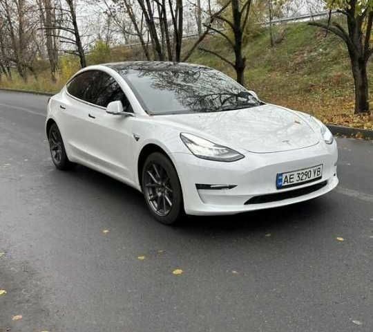 Белый Тесла Модель 3, объемом двигателя 0 л и пробегом 125 тыс. км за 13498 $, фото 2 на Automoto.ua