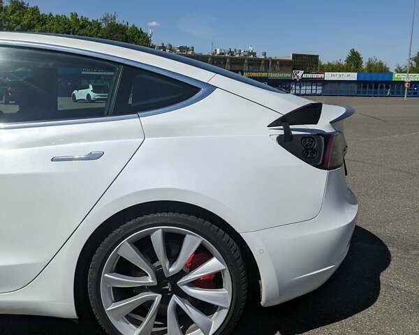 Белый Тесла Модель 3, объемом двигателя 0 л и пробегом 101 тыс. км за 23500 $, фото 17 на Automoto.ua