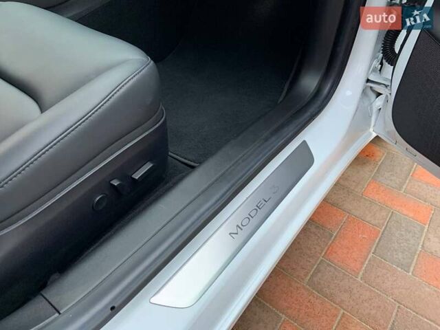 Белый Тесла Модель 3, объемом двигателя 0 л и пробегом 31 тыс. км за 32600 $, фото 47 на Automoto.ua