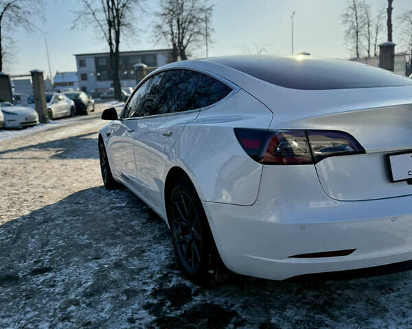 Белый Тесла Модель 3, объемом двигателя 0 л и пробегом 112 тыс. км за 18900 $, фото 11 на Automoto.ua