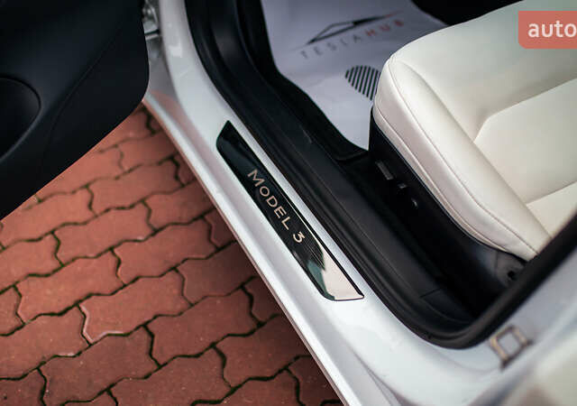 Белый Тесла Модель 3, объемом двигателя 0 л и пробегом 63 тыс. км за 15999 $, фото 50 на Automoto.ua