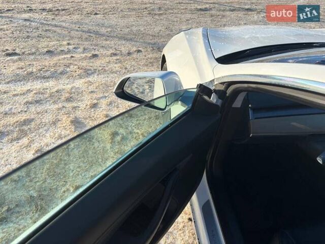 Білий Тесла Модель 3, об'ємом двигуна 0 л та пробігом 92 тис. км за 18600 $, фото 11 на Automoto.ua