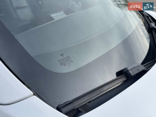 Белый Тесла Модель 3, объемом двигателя 0 л и пробегом 120 тыс. км за 17000 $, фото 27 на Automoto.ua