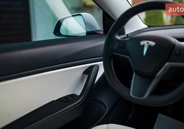 Белый Тесла Модель 3, объемом двигателя 0 л и пробегом 63 тыс. км за 15999 $, фото 37 на Automoto.ua