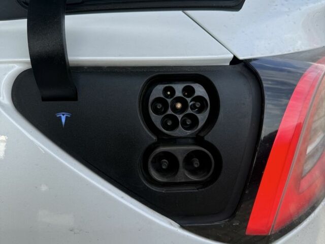Белый Тесла Модель 3, объемом двигателя 0 л и пробегом 240 тыс. км за 15800 $, фото 6 на Automoto.ua