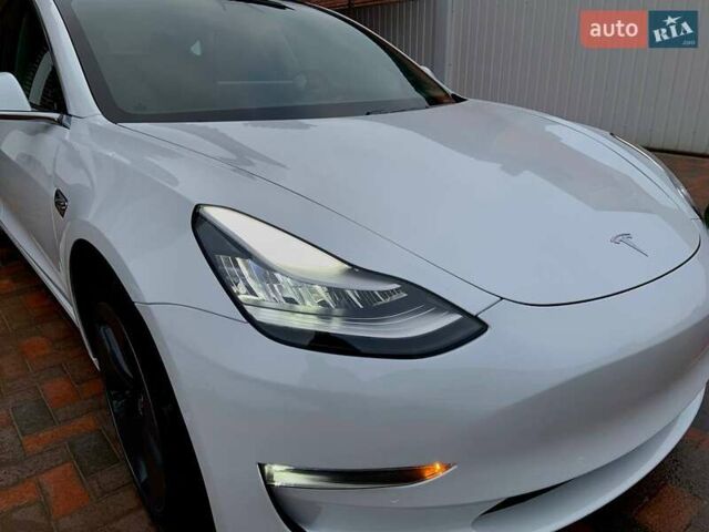Белый Тесла Модель 3, объемом двигателя 0 л и пробегом 31 тыс. км за 32600 $, фото 6 на Automoto.ua