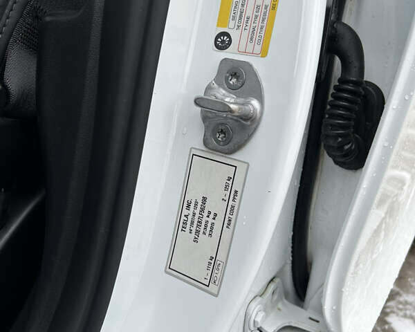 Белый Тесла Модель 3, объемом двигателя 0 л и пробегом 229 тыс. км за 16480 $, фото 7 на Automoto.ua