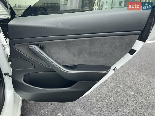 Белый Тесла Модель 3, объемом двигателя 0 л и пробегом 73 тыс. км за 17000 $, фото 36 на Automoto.ua