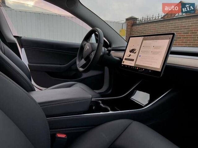 Белый Тесла Модель 3, объемом двигателя 0 л и пробегом 31 тыс. км за 32600 $, фото 43 на Automoto.ua