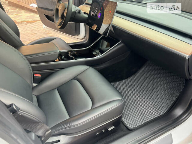 Белый Тесла Модель 3, объемом двигателя 0 л и пробегом 92 тыс. км за 20700 $, фото 11 на Automoto.ua