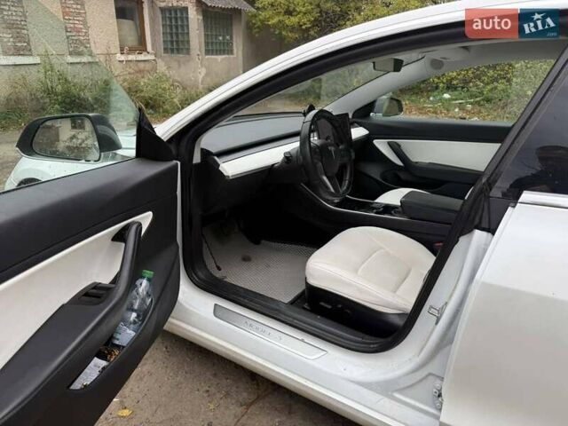 Белый Тесла Модель 3, объемом двигателя 0 л и пробегом 200 тыс. км за 18000 $, фото 6 на Automoto.ua