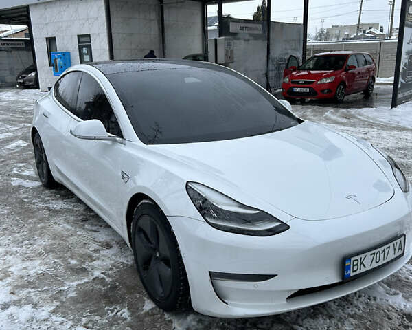 Белый Тесла Модель 3, объемом двигателя 0 л и пробегом 229 тыс. км за 16480 $, фото 2 на Automoto.ua