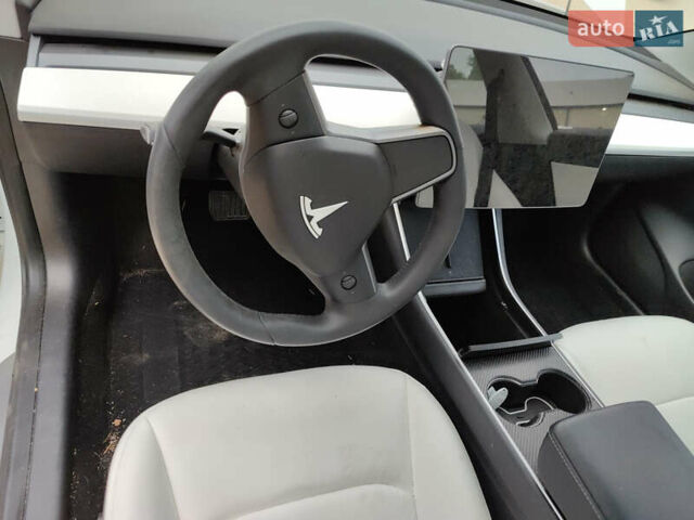 Белый Тесла Модель 3, объемом двигателя 0 л и пробегом 93 тыс. км за 16900 $, фото 7 на Automoto.ua