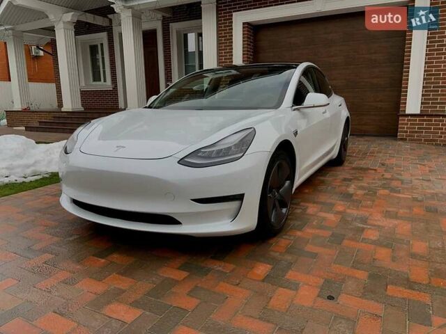 Белый Тесла Модель 3, объемом двигателя 0 л и пробегом 31 тыс. км за 32600 $, фото 5 на Automoto.ua