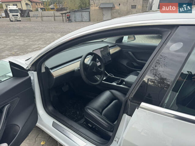 Белый Тесла Модель 3, объемом двигателя 0 л и пробегом 150 тыс. км за 15500 $, фото 7 на Automoto.ua