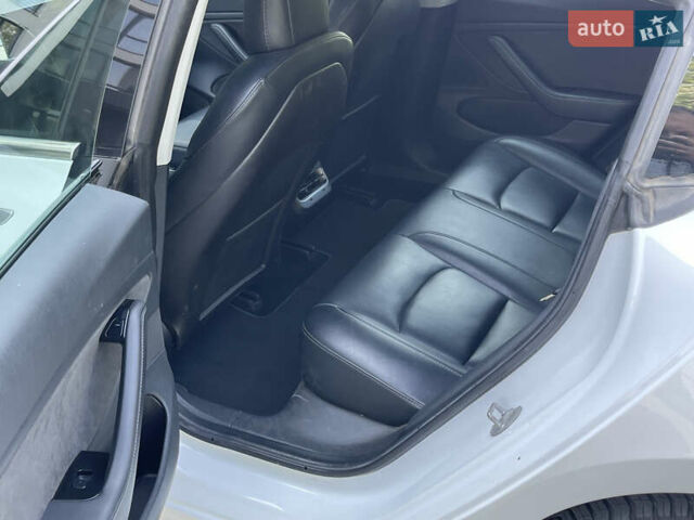 Білий Тесла Модель 3, об'ємом двигуна 0 л та пробігом 262 тис. км за 18400 $, фото 17 на Automoto.ua