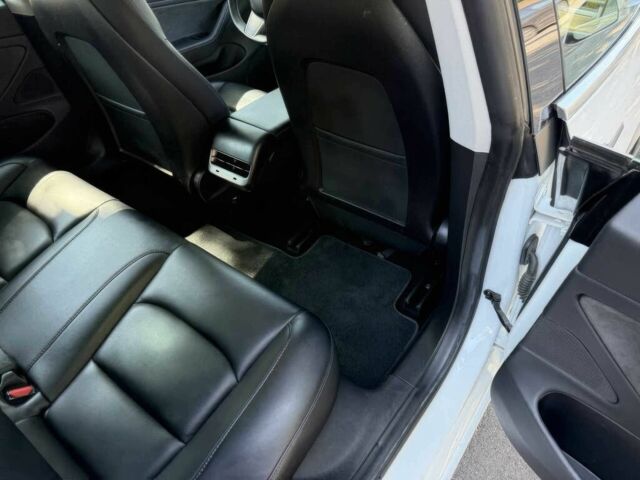 Білий Тесла Модель 3, об'ємом двигуна 0 л та пробігом 37 тис. км за 7800 $, фото 7 на Automoto.ua