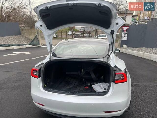 Белый Тесла Модель 3, объемом двигателя 0 л и пробегом 93 тыс. км за 20300 $, фото 11 на Automoto.ua