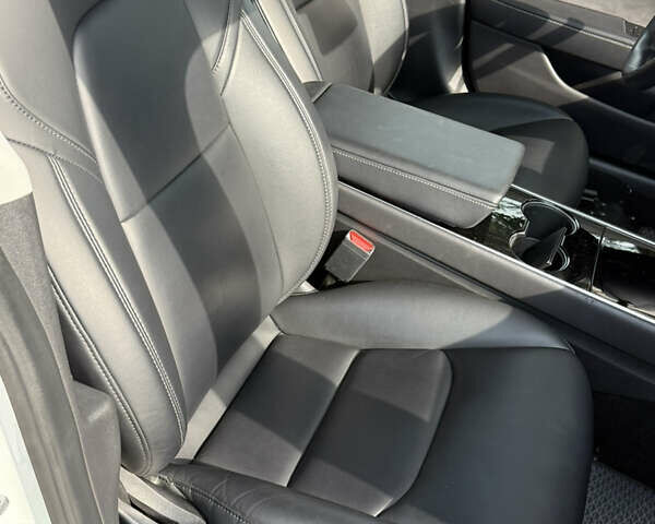 Белый Тесла Модель 3, объемом двигателя 0 л и пробегом 101 тыс. км за 14600 $, фото 37 на Automoto.ua