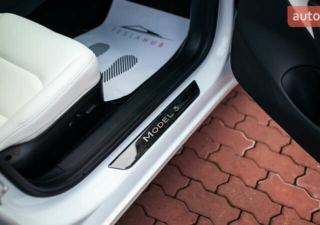 Белый Тесла Модель 3, объемом двигателя 0 л и пробегом 63 тыс. км за 15999 $, фото 42 на Automoto.ua