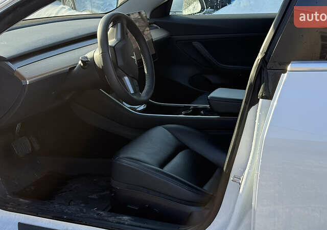 Белый Тесла Модель 3, объемом двигателя 0 л и пробегом 70 тыс. км за 13900 $, фото 11 на Automoto.ua