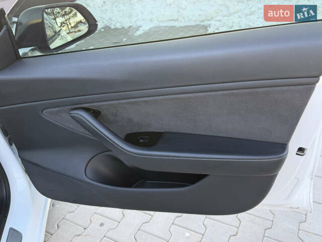 Білий Тесла Модель 3, об'ємом двигуна 0 л та пробігом 74 тис. км за 16500 $, фото 40 на Automoto.ua