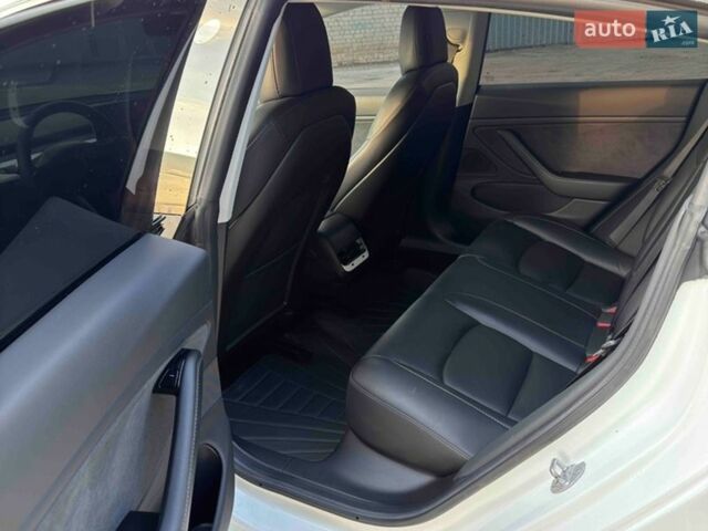 Білий Тесла Модель 3, об'ємом двигуна 0 л та пробігом 83 тис. км за 15599 $, фото 10 на Automoto.ua