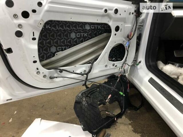 Белый Тесла Модель 3, объемом двигателя 0 л и пробегом 75 тыс. км за 25799 $, фото 29 на Automoto.ua