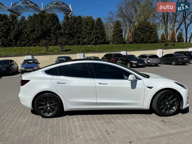 Белый Тесла Модель 3, объемом двигателя 0 л и пробегом 100 тыс. км за 16900 $, фото 5 на Automoto.ua