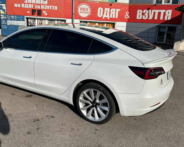 Білий Тесла Модель 3, об'ємом двигуна 0 л та пробігом 95 тис. км за 20500 $, фото 4 на Automoto.ua