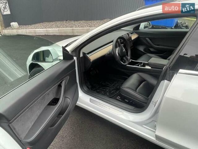 Белый Тесла Модель 3, объемом двигателя 0 л и пробегом 93 тыс. км за 20300 $, фото 3 на Automoto.ua