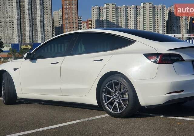 Белый Тесла Модель 3, объемом двигателя 0 л и пробегом 139 тыс. км за 32500 $, фото 5 на Automoto.ua