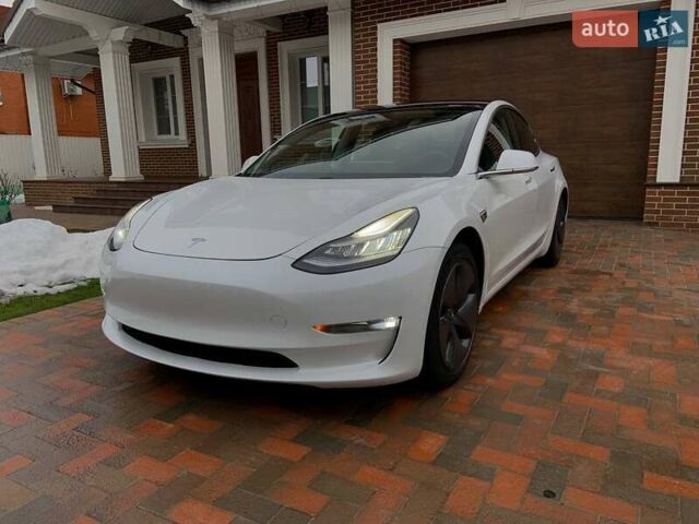 Белый Тесла Модель 3, объемом двигателя 0 л и пробегом 31 тыс. км за 32600 $, фото 2 на Automoto.ua