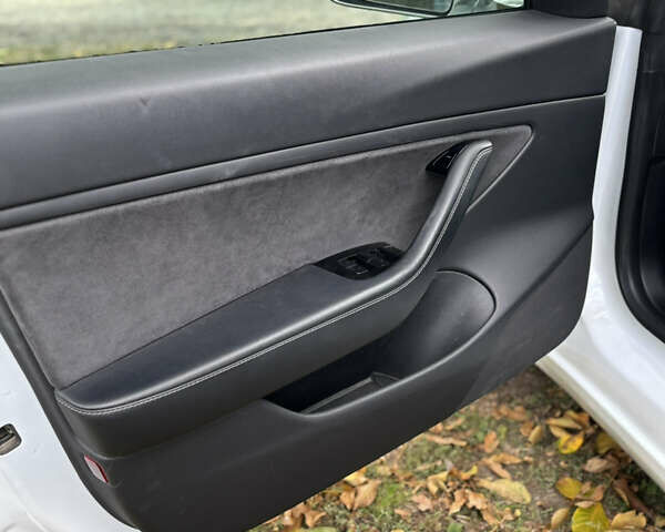 Білий Тесла Модель 3, об'ємом двигуна 0 л та пробігом 114 тис. км за 13950 $, фото 8 на Automoto.ua