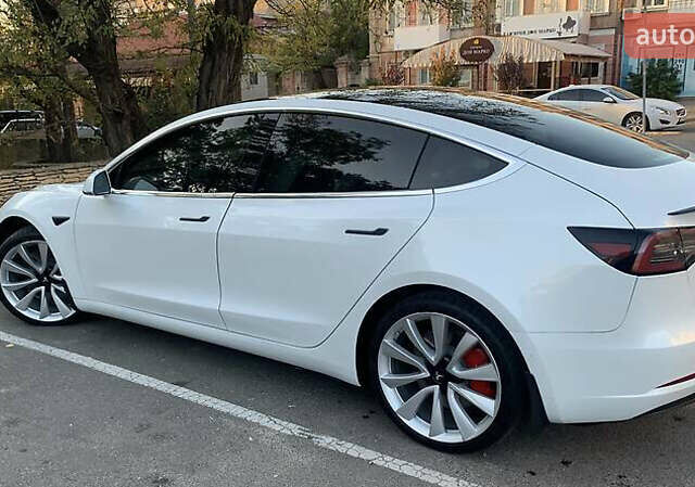 Белый Тесла Модель 3, объемом двигателя 0 л и пробегом 60 тыс. км за 18500 $, фото 9 на Automoto.ua