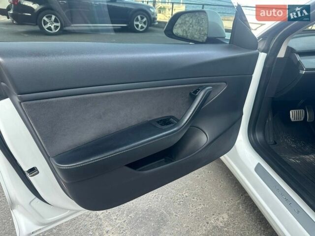 Білий Тесла Модель 3, об'ємом двигуна 0 л та пробігом 139 тис. км за 18600 $, фото 16 на Automoto.ua