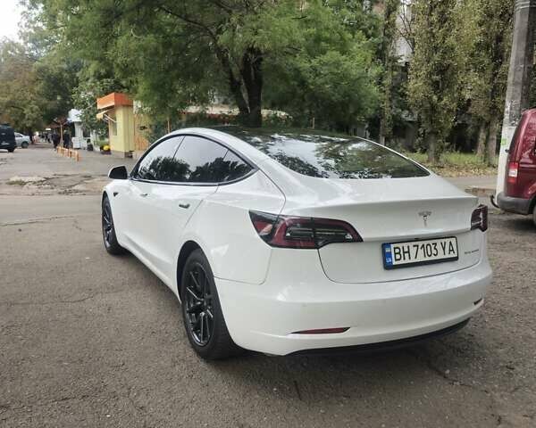 Белый Тесла Модель 3, объемом двигателя 0 л и пробегом 70 тыс. км за 19999 $, фото 4 на Automoto.ua