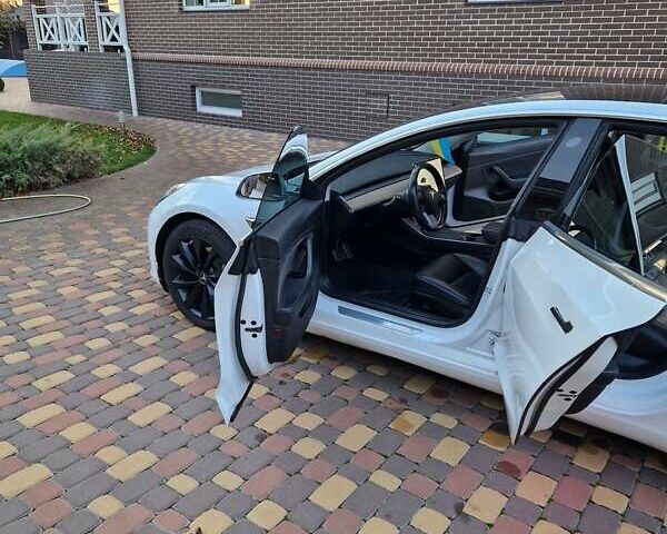 Белый Тесла Модель 3, объемом двигателя 0 л и пробегом 135 тыс. км за 20500 $, фото 17 на Automoto.ua