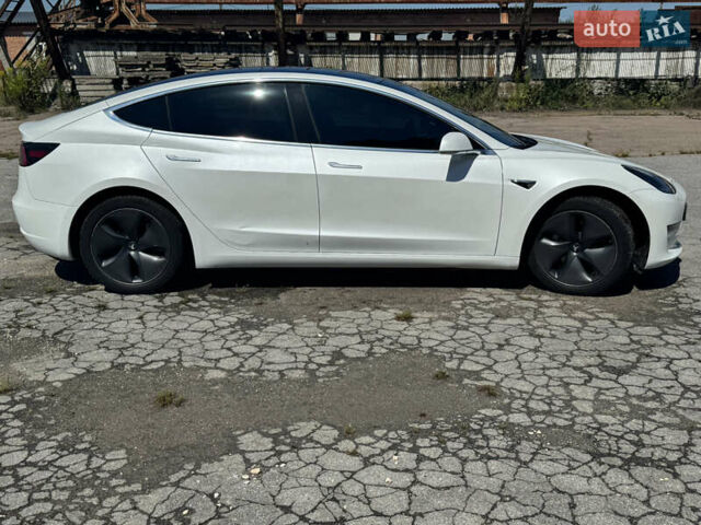 Белый Тесла Модель 3, объемом двигателя 0 л и пробегом 150 тыс. км за 14999 $, фото 3 на Automoto.ua