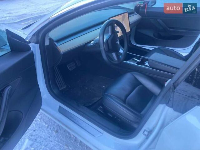 Білий Тесла Модель 3, об'ємом двигуна 0 л та пробігом 111 тис. км за 13700 $, фото 3 на Automoto.ua