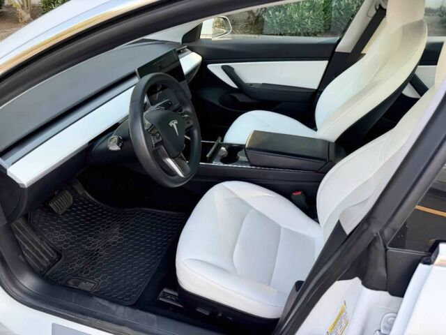 Білий Тесла Модель 3, об'ємом двигуна 0 л та пробігом 54 тис. км за 8016 $, фото 5 на Automoto.ua