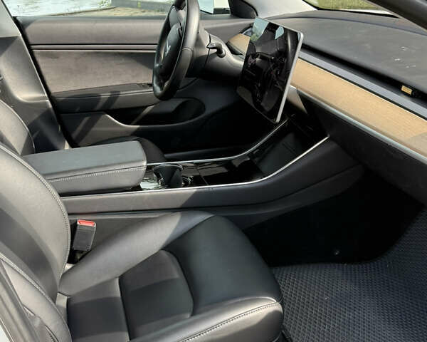 Белый Тесла Модель 3, объемом двигателя 0 л и пробегом 101 тыс. км за 14600 $, фото 36 на Automoto.ua