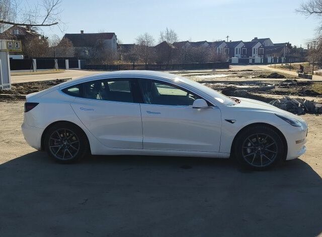 Білий Тесла Модель 3, об'ємом двигуна 0 л та пробігом 95 тис. км за 13500 $, фото 3 на Automoto.ua