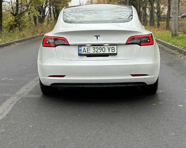 Білий Тесла Модель 3, об'ємом двигуна 0 л та пробігом 114 тис. км за 13950 $, фото 4 на Automoto.ua
