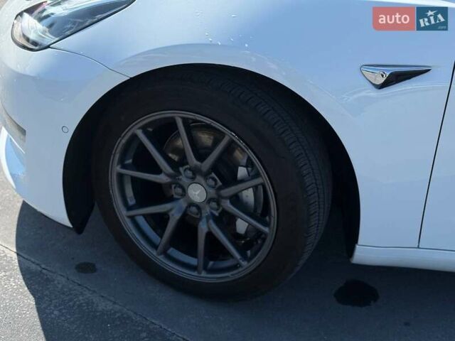 Белый Тесла Модель 3, объемом двигателя 0 л и пробегом 48 тыс. км за 20499 $, фото 4 на Automoto.ua